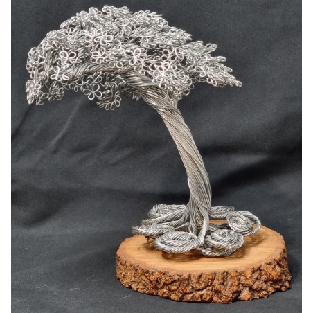 Arbre déco en métal avec pied en spirale style bonsaï sur rondelle de bois brut vernis fait main en France.
