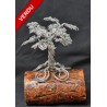 Petit Arbre déco en métal avec pied en spirale style bonsaï sur écorce creuse de bois vernis fait main en France. Petit Arbre déco en métal avec pied en spirale style bonsaï sur écorce creuse de bois vernis fait main en France.