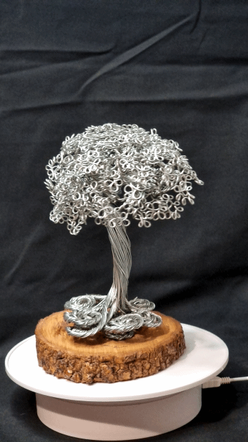 Arbre déco en métal avec pied en spirale style bonsaï sur rondelle de bois brut vernis fait main en France