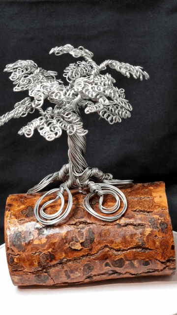Petit Arbre déco en métal avec pied en spirale style bonsaï sur écorce creuse de bois vernis fait main en France.