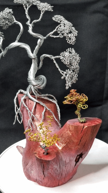 Arbre déco en métal  style bonsaï asymétrique sur socle de bois rouge et son jardin fait main en France